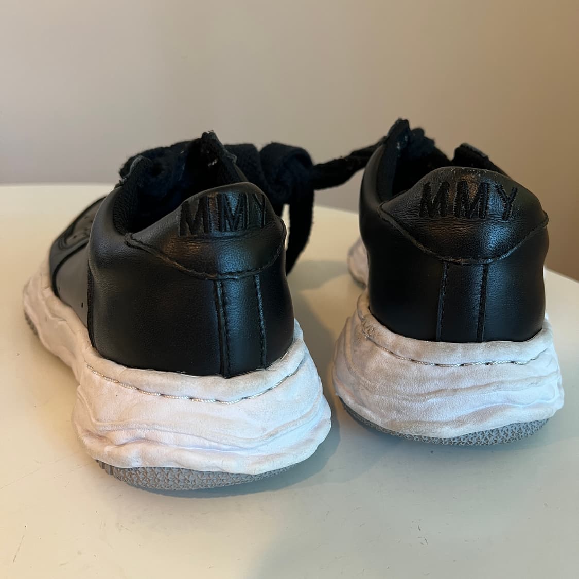 메종 미하라 야스히로 웨인 OG 솔 레더 로우탑 스니커즈 블랙 그레 상품이미지3