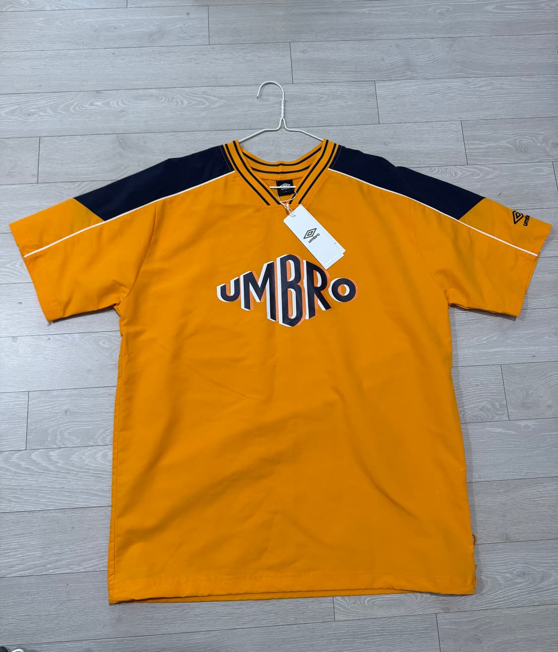 새상품 . 엄브로 프린팅 로고 웜업 상품이미지4