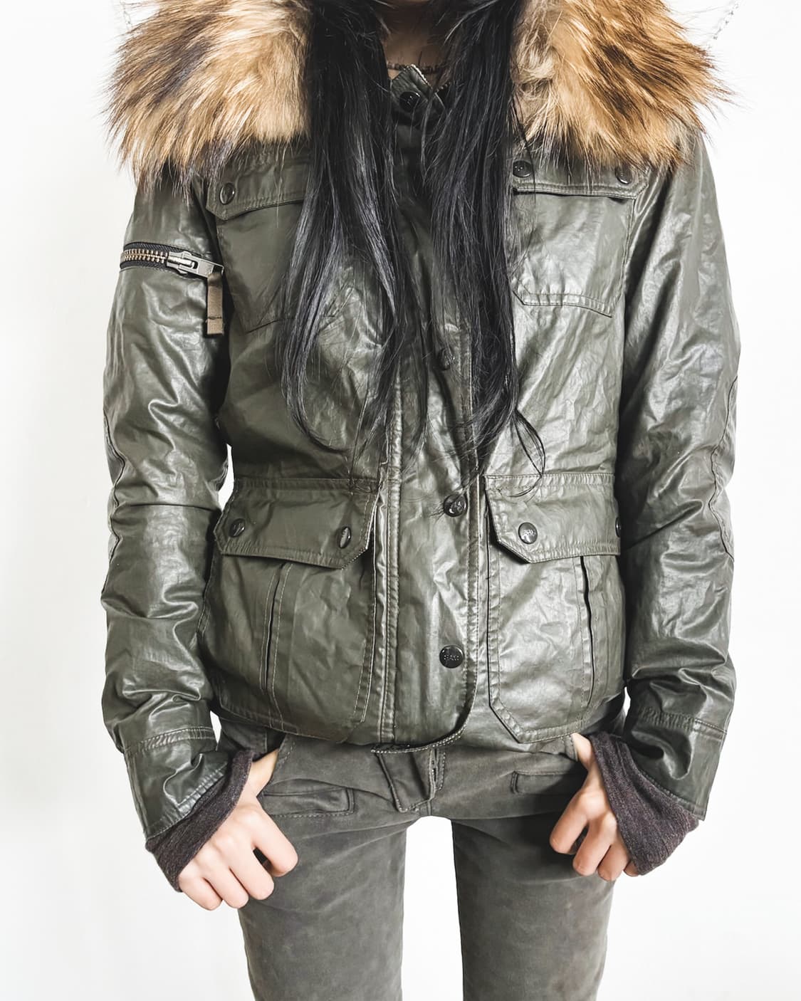 SAM nyc 라쿤 퍼 딥카키 글로시 크롭 파카 상품이미지1