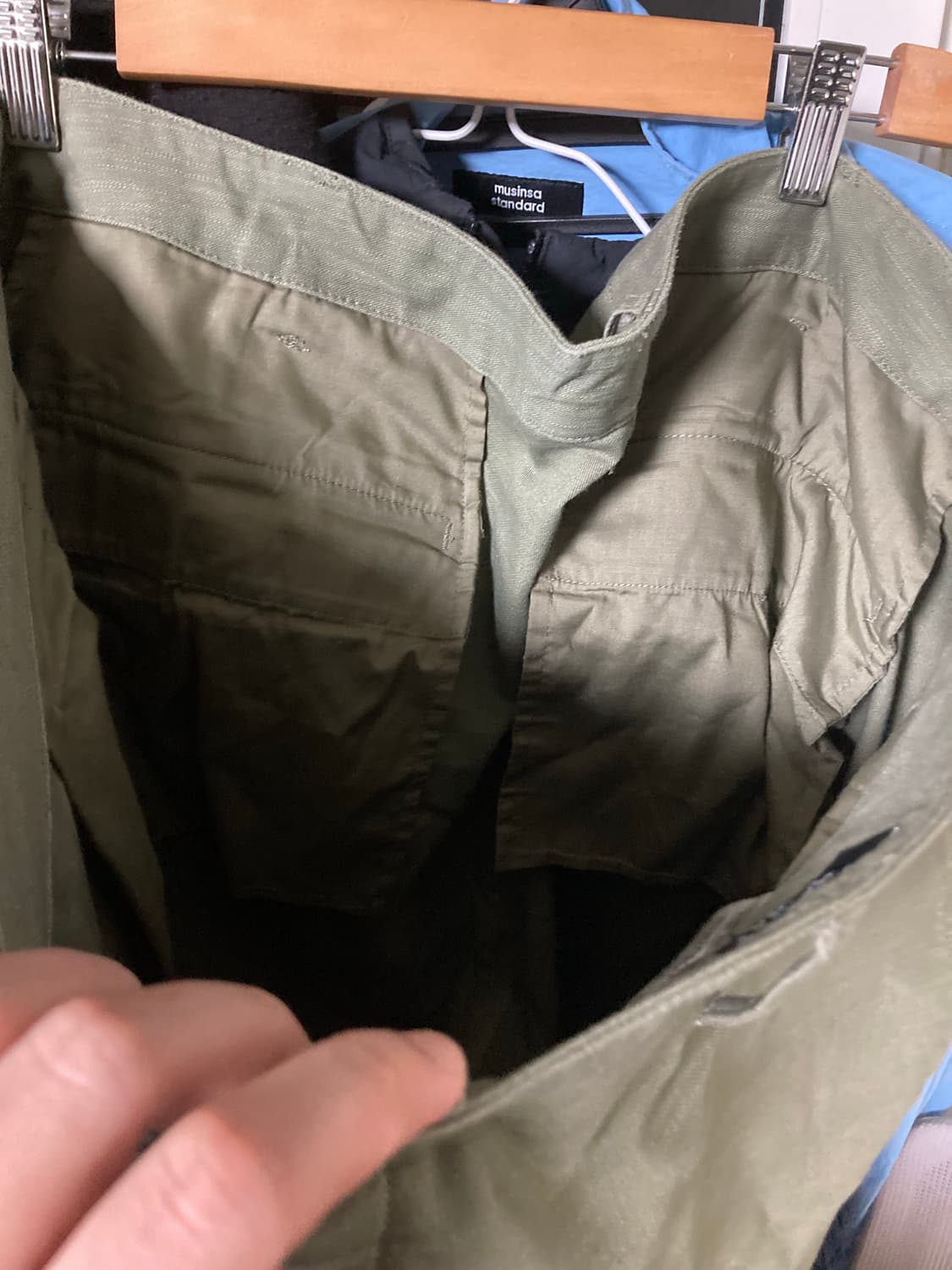 무탠다드 백 사틴 오피서 팬츠 올리브 카키 42인치 상품이미지5