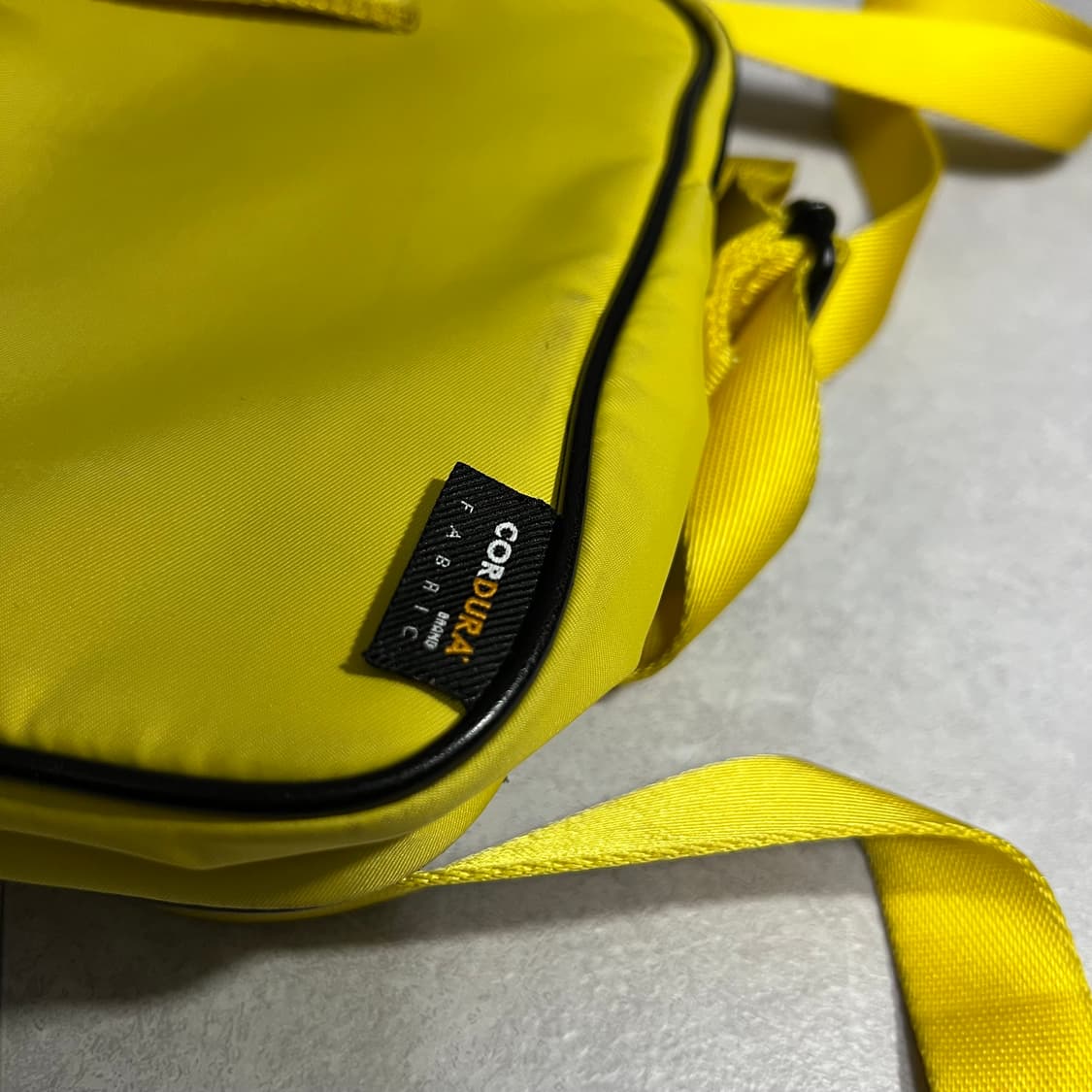 오니츠카타이거 X 안드레아 폼펠리오 옐로우 크로스백 상품이미지2