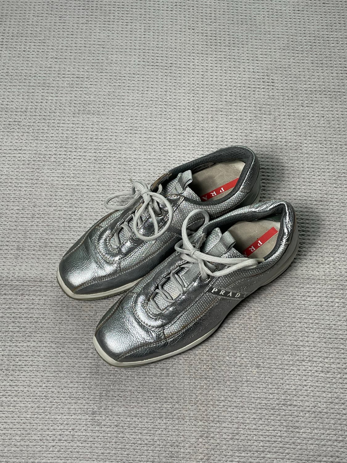 프라다 00‘s 메탈릭 레더 스니커즈 상품이미지2
