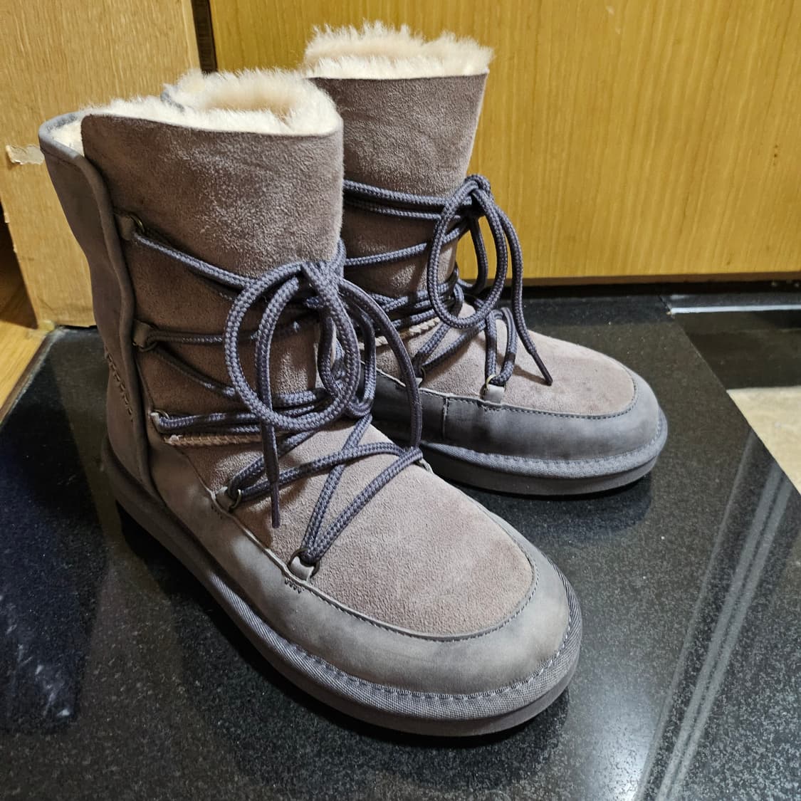 어그 끈디테일 털 퍼부츠 상품이미지1