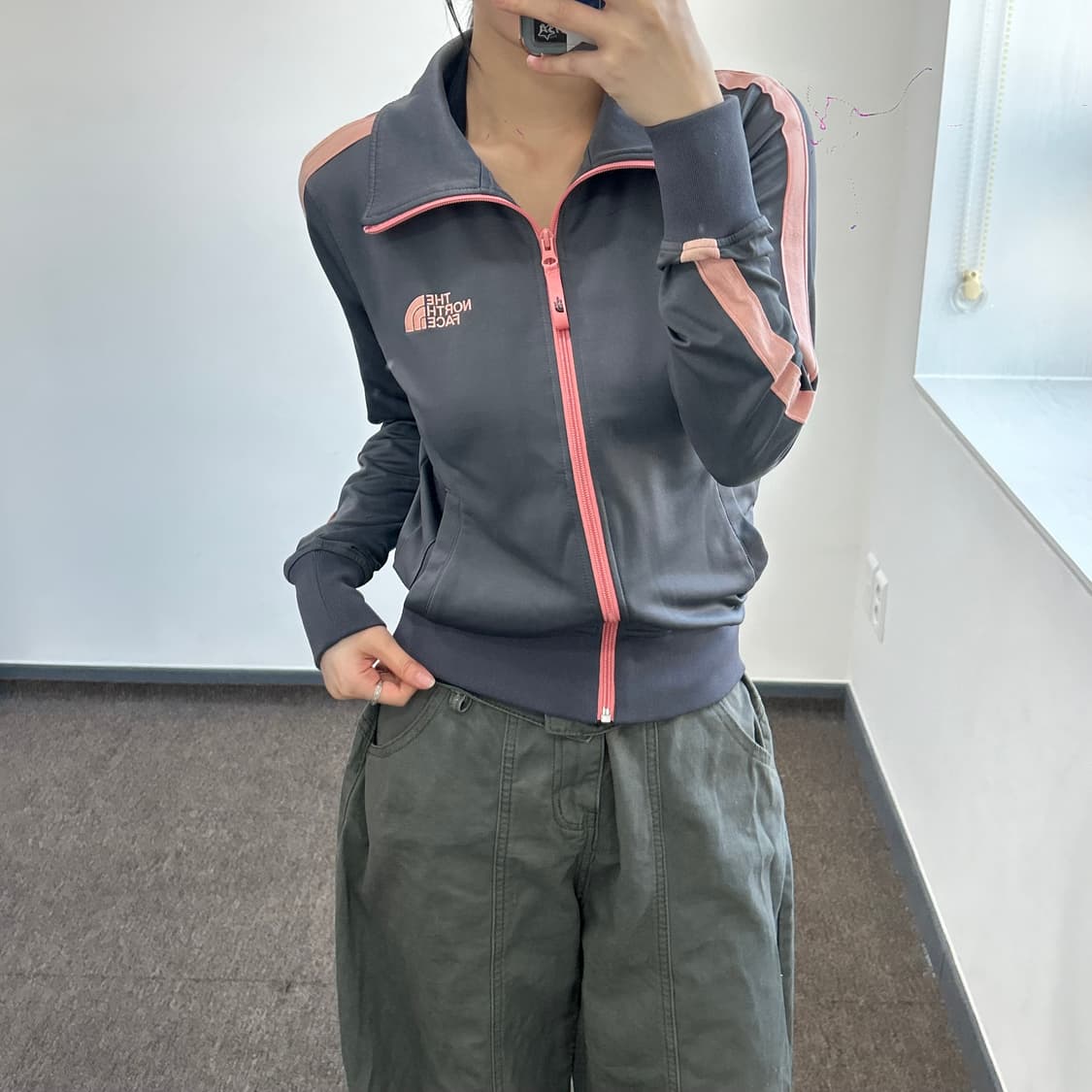 The north face 노스페이스 그레이 핑크 백로고 져지 상품이미지1