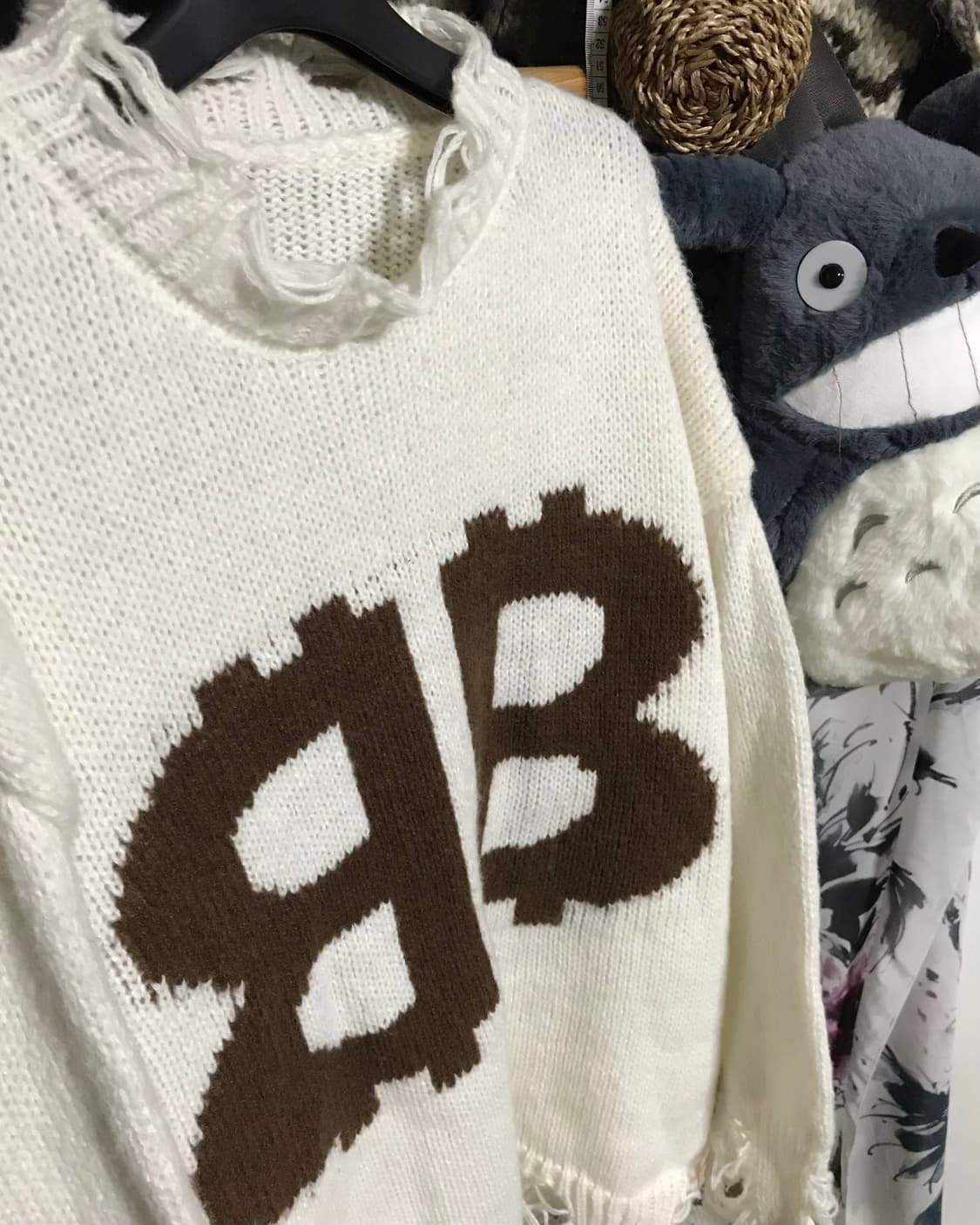 화이트 데미지 오버핏 니트 상품이미지3