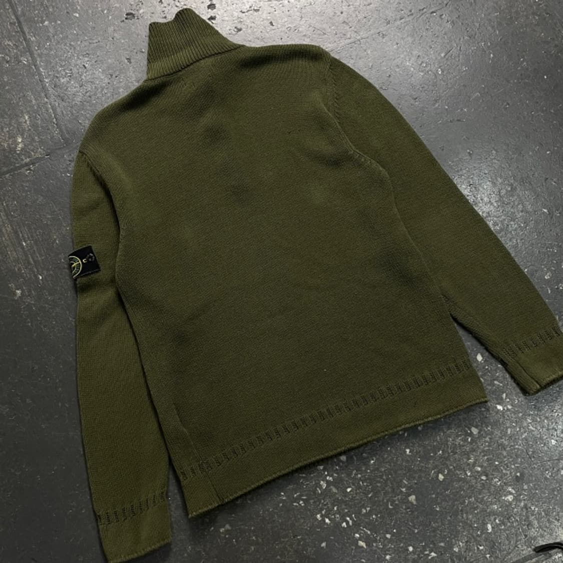 100 스톤아릴랜드 와펜 반버튼 니트  상품이미지8