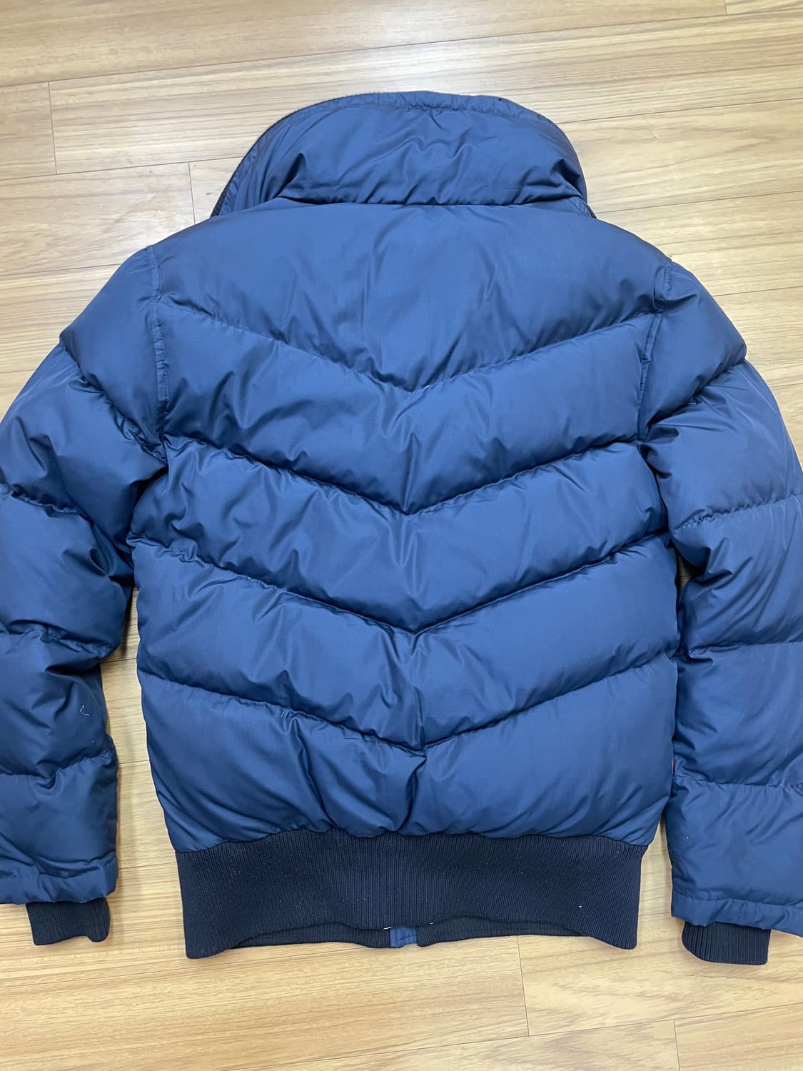 리바이스 네이비 패딩 M사이즈입니다. 충전재는 오리털 70%, 깃털 30 상품이미지2