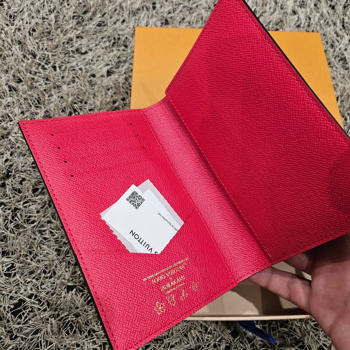 루이비통 x 무라카미 타카시 패스포트 커버 모노그램 체리 코팅 캔버스 상품이미지3