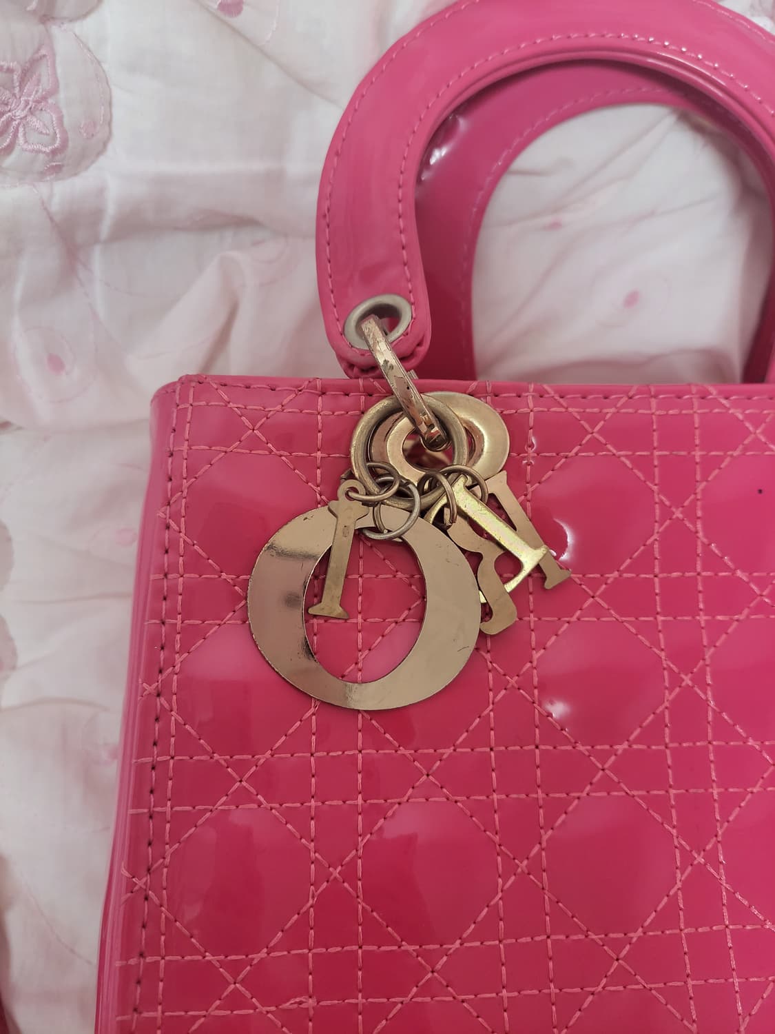 급처상태양호!디올 핑크 레이디백미듐페이던트까나쥬에나멜 가방 토트백크로스백 상품이미지2