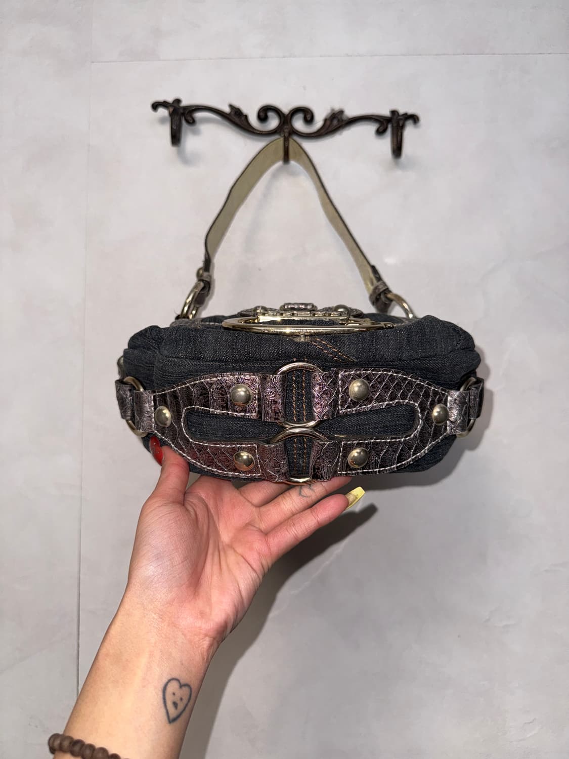 GUESS denim stitch python buckle 숄더백 상품이미지4