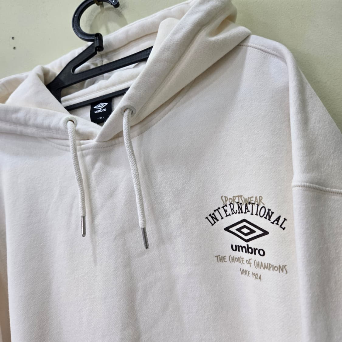 [105] UMBRO 뉴 레터링 기모 후드티 (오프화이트) 상품이미지2