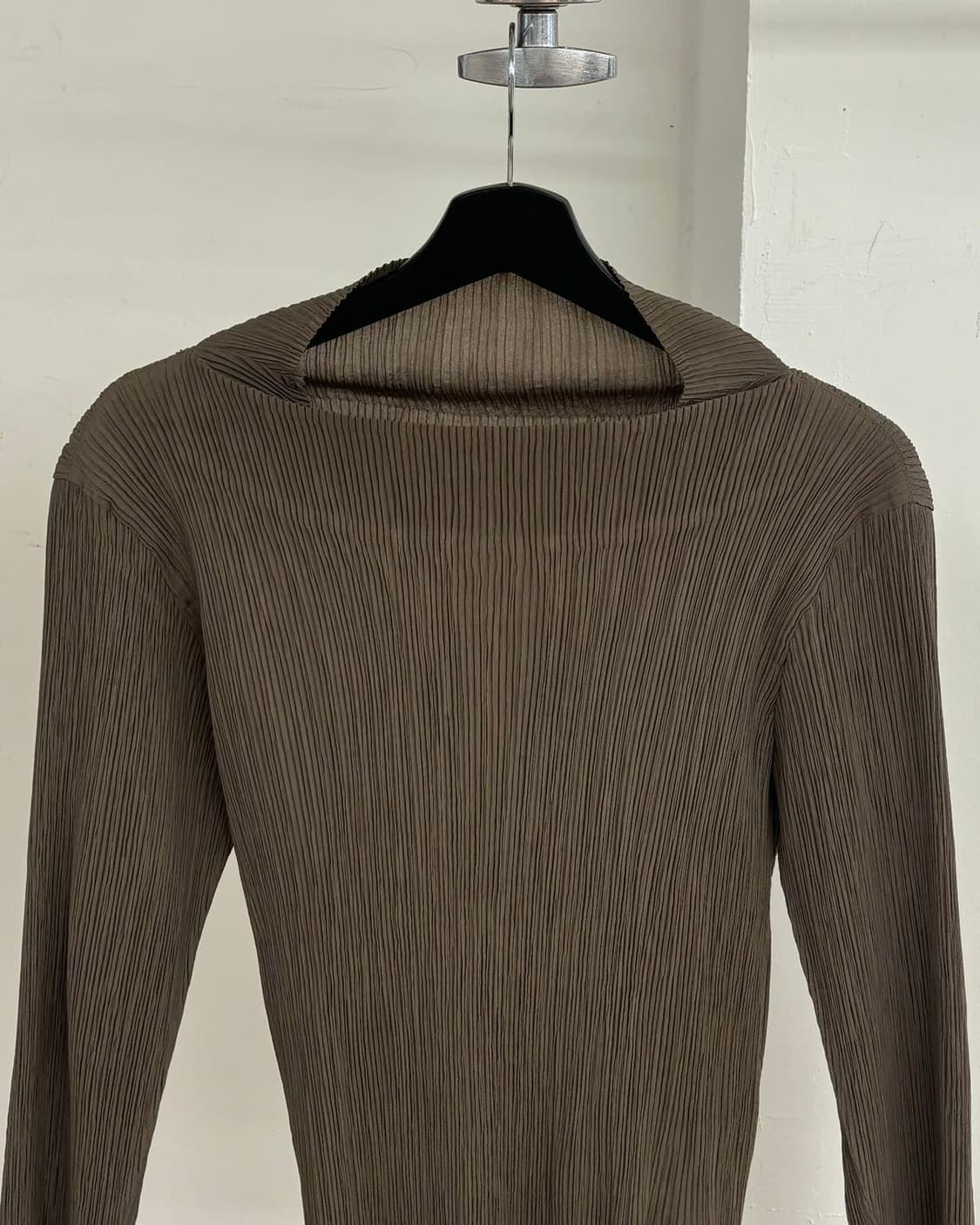 이세이 미야케 브라운 하이넥 플리츠 롱 슬리브 상품이미지2