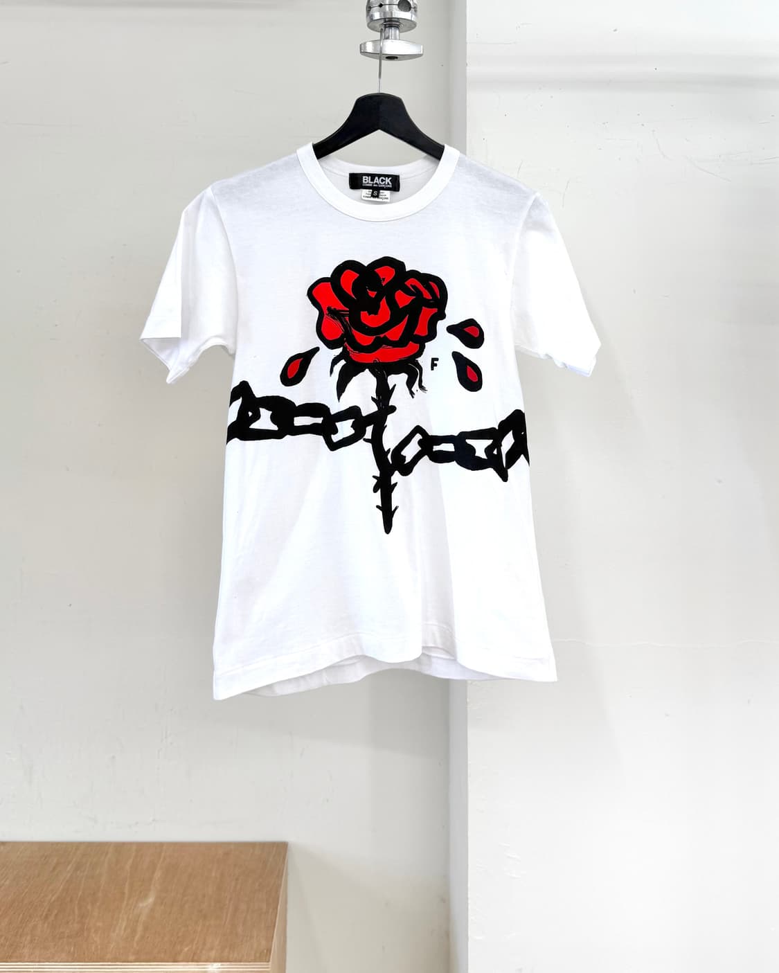 꼼데가르송 블랙 로즈 그래픽 티셔츠 상품이미지1