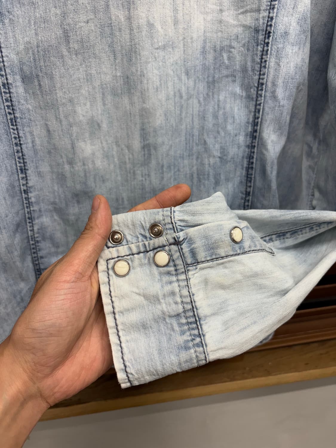 게스 웨스턴 연청 데님 셔츠 상품이미지8