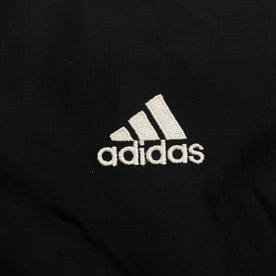 아디다스 블랙 컬러 스몰 로고 미니멀 바람막이 상품이미지2
