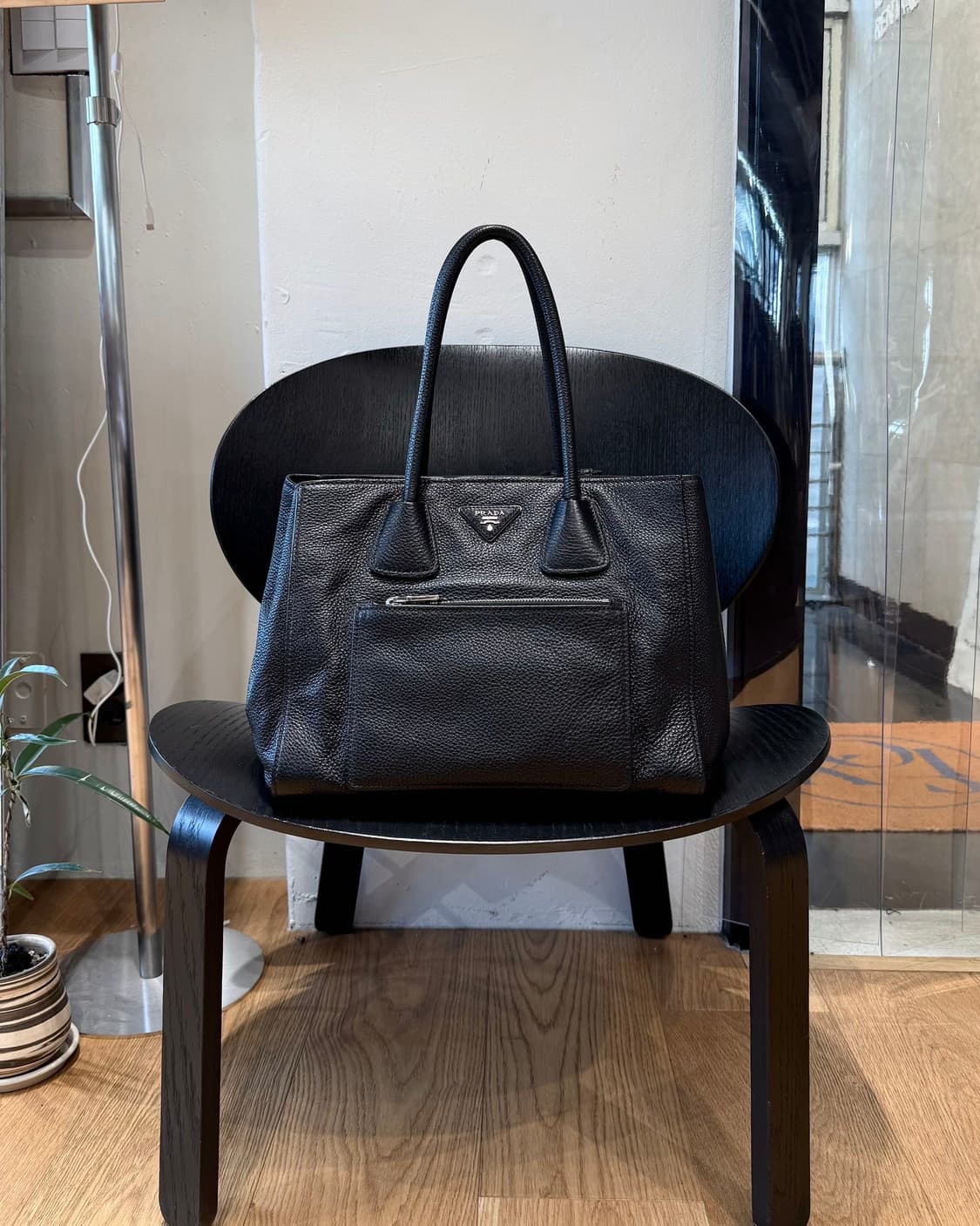 프라다 블랙 비텔로 다이노 레더 토트백  상품이미지1
