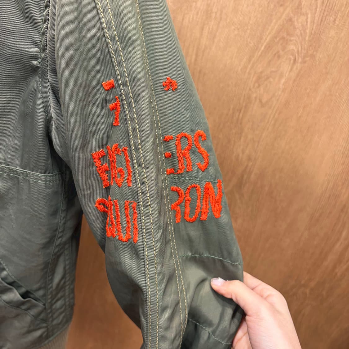 디젤 항공 점퍼 레드 자수 아트워크 어깨 견장 로고 버튼 디테일 카키 상품이미지7