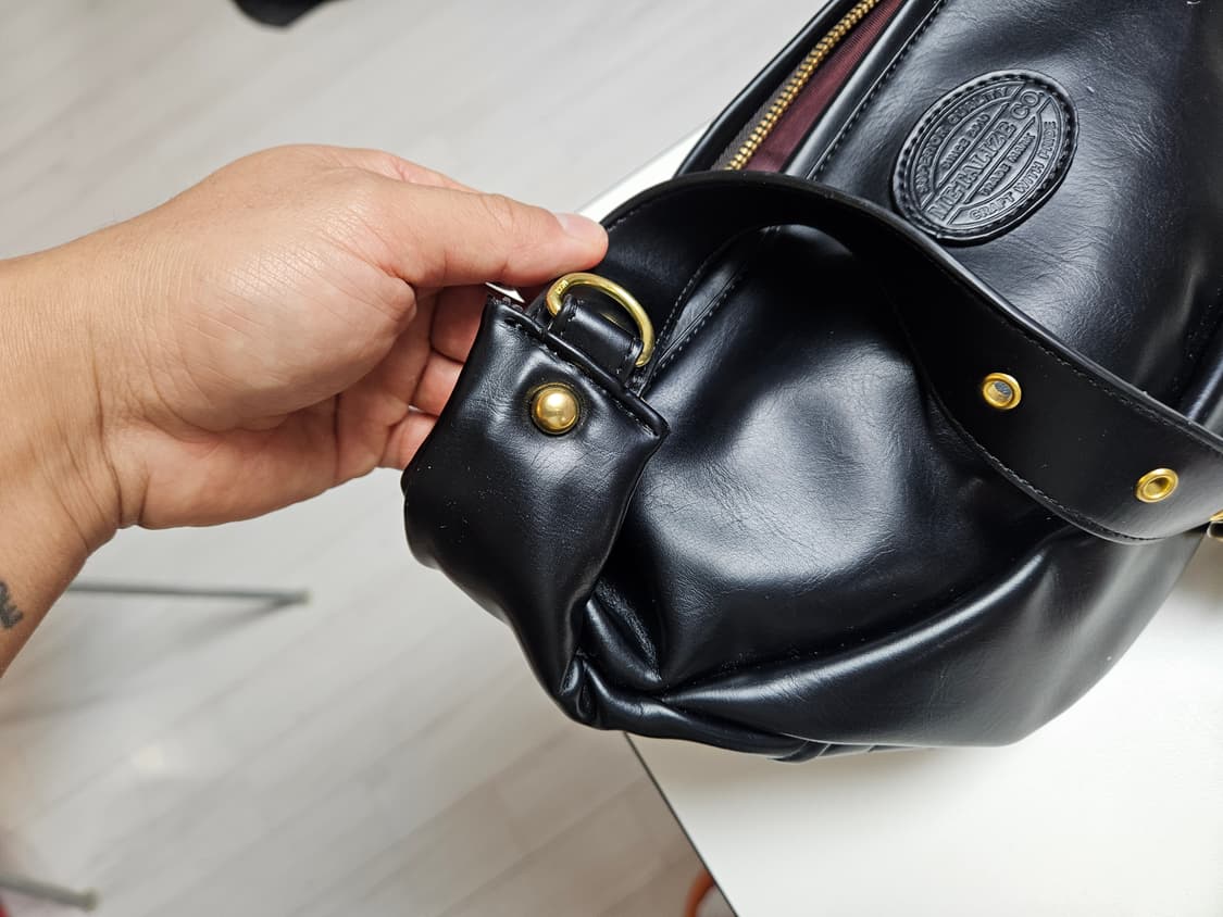 메탈라이즈 퀄팅 가죽 슬링백 블랙 할리 가방 상품이미지7