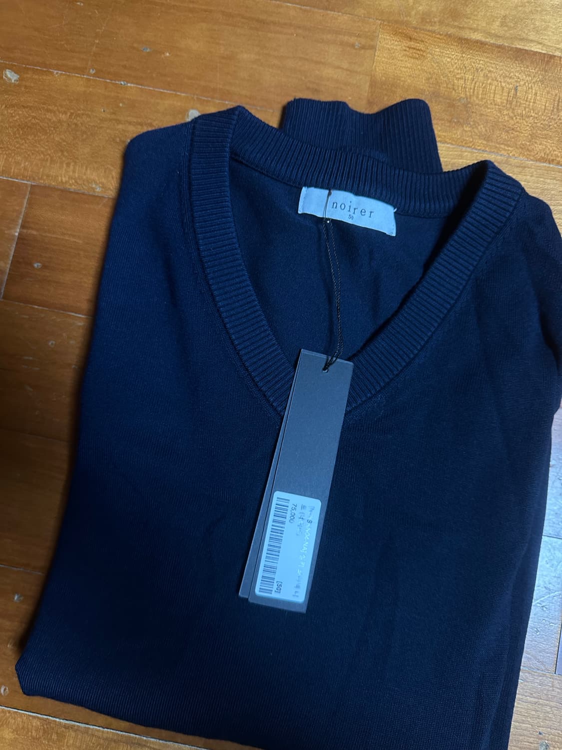 노이어 실키 브이넥 니트 네이비  상품이미지4