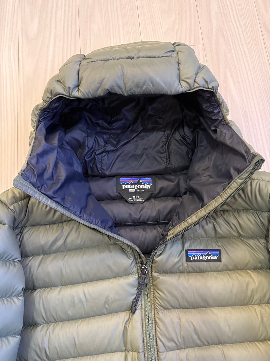 파타고니아 경량패딩 카키 M사이즈 상품이미지2