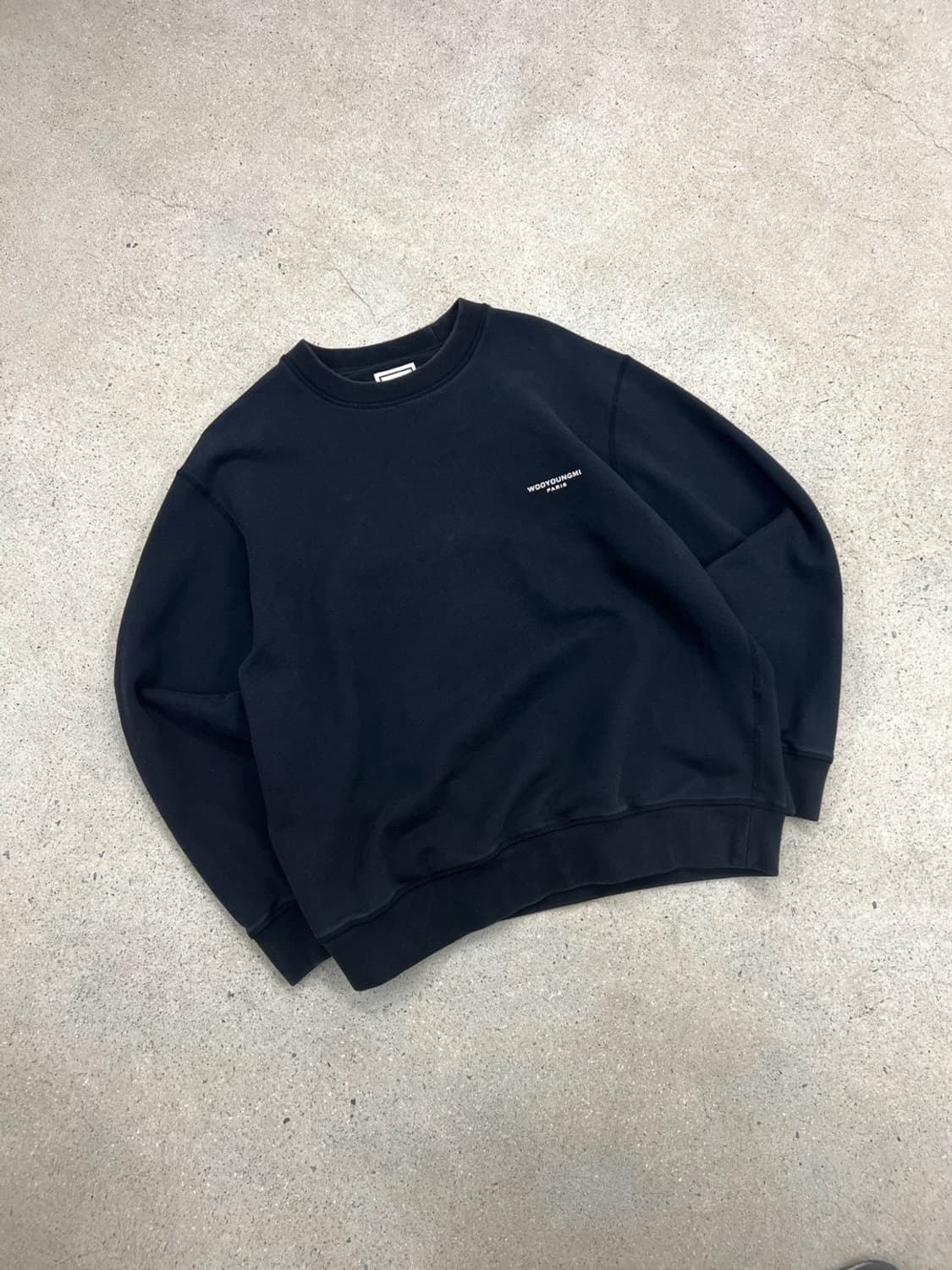 우영미 스퀘어라벨 블랙 맨투맨 상품이미지3