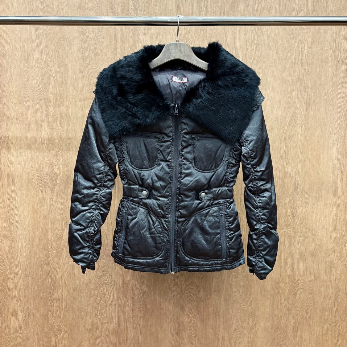 막스앤코 슬림핏 숏 퀄팅 패딩 자켓 넥 라인 블랙 퍼 트리밍 디테일 차콜 상품이미지2