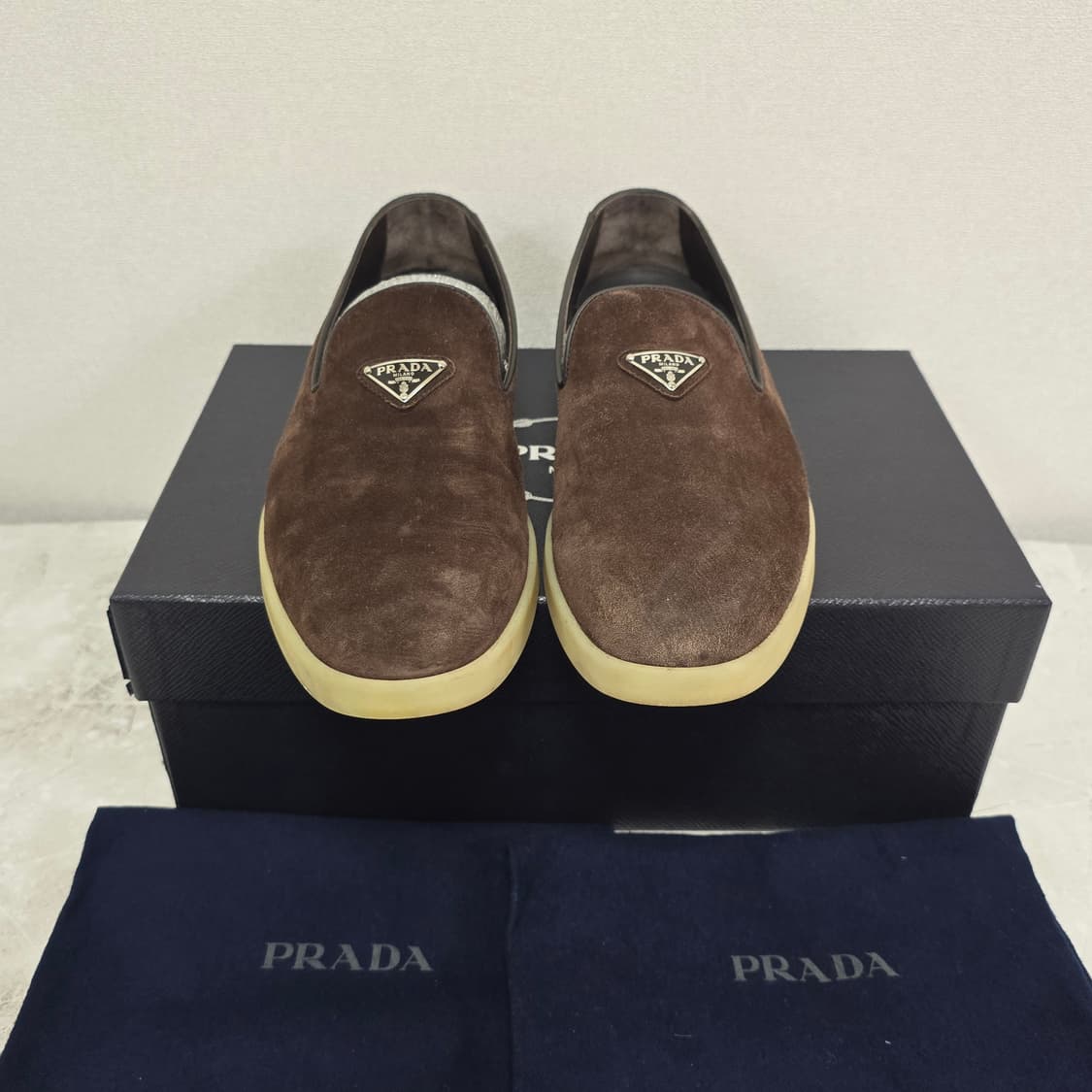 프라다 스웨이드 삼각 로고 로퍼 8사이즈 판매 상품이미지1