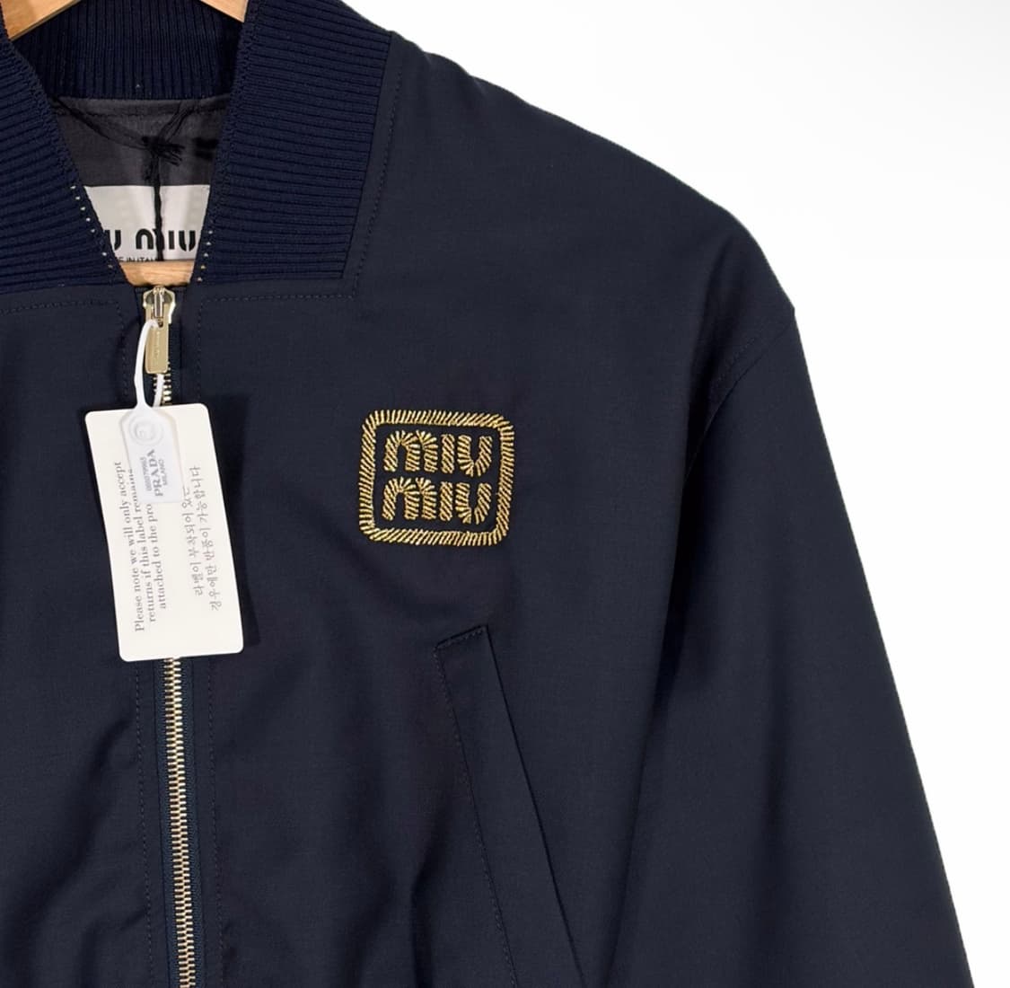 [38] 미우미우 24ss 여성 크롭 바타비아 봄버 바시티 자켓 네이비 상품이미지5