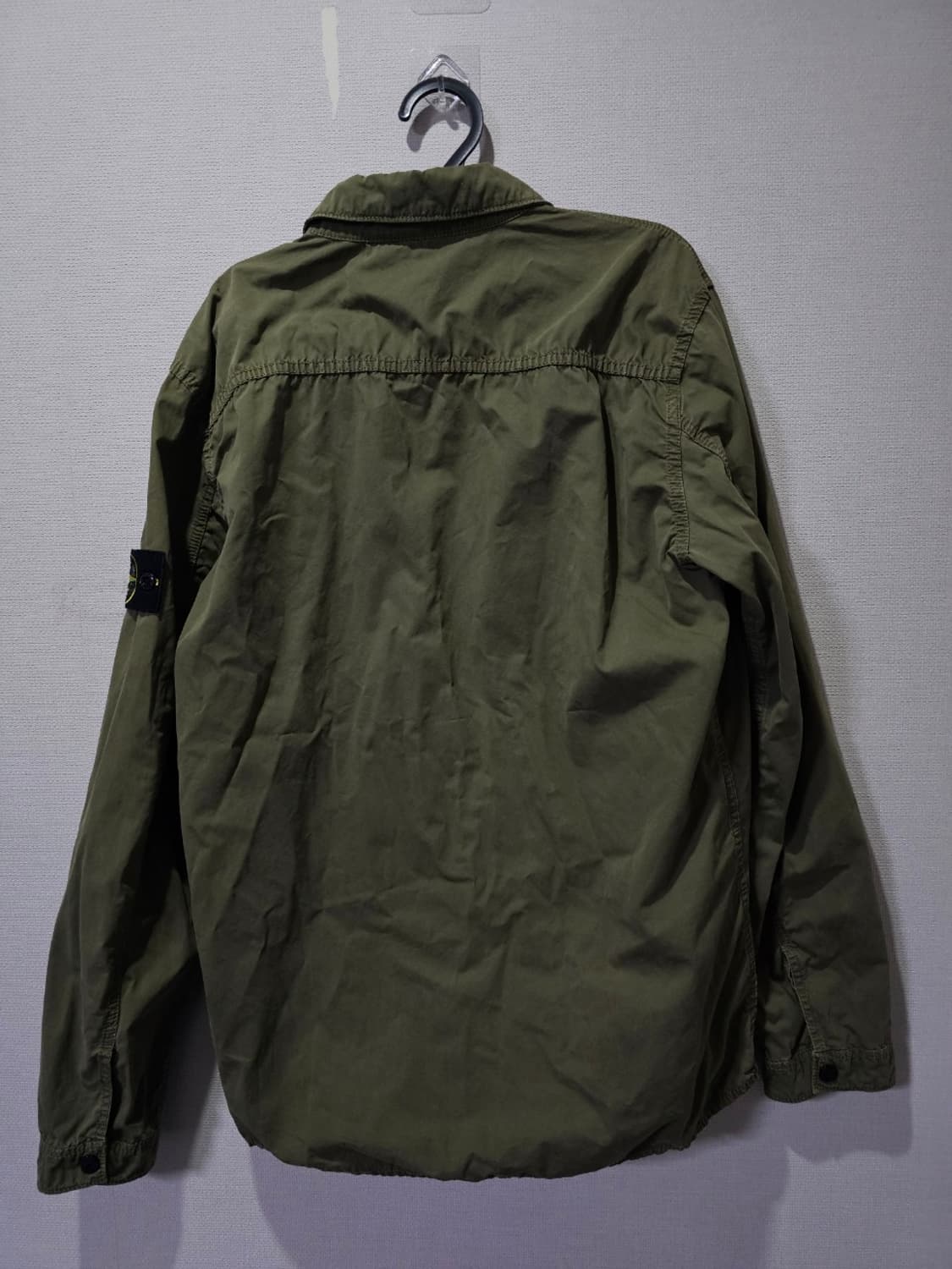 정품 스톤아일랜드 카키 오버셔츠 100 / L 상품이미지4