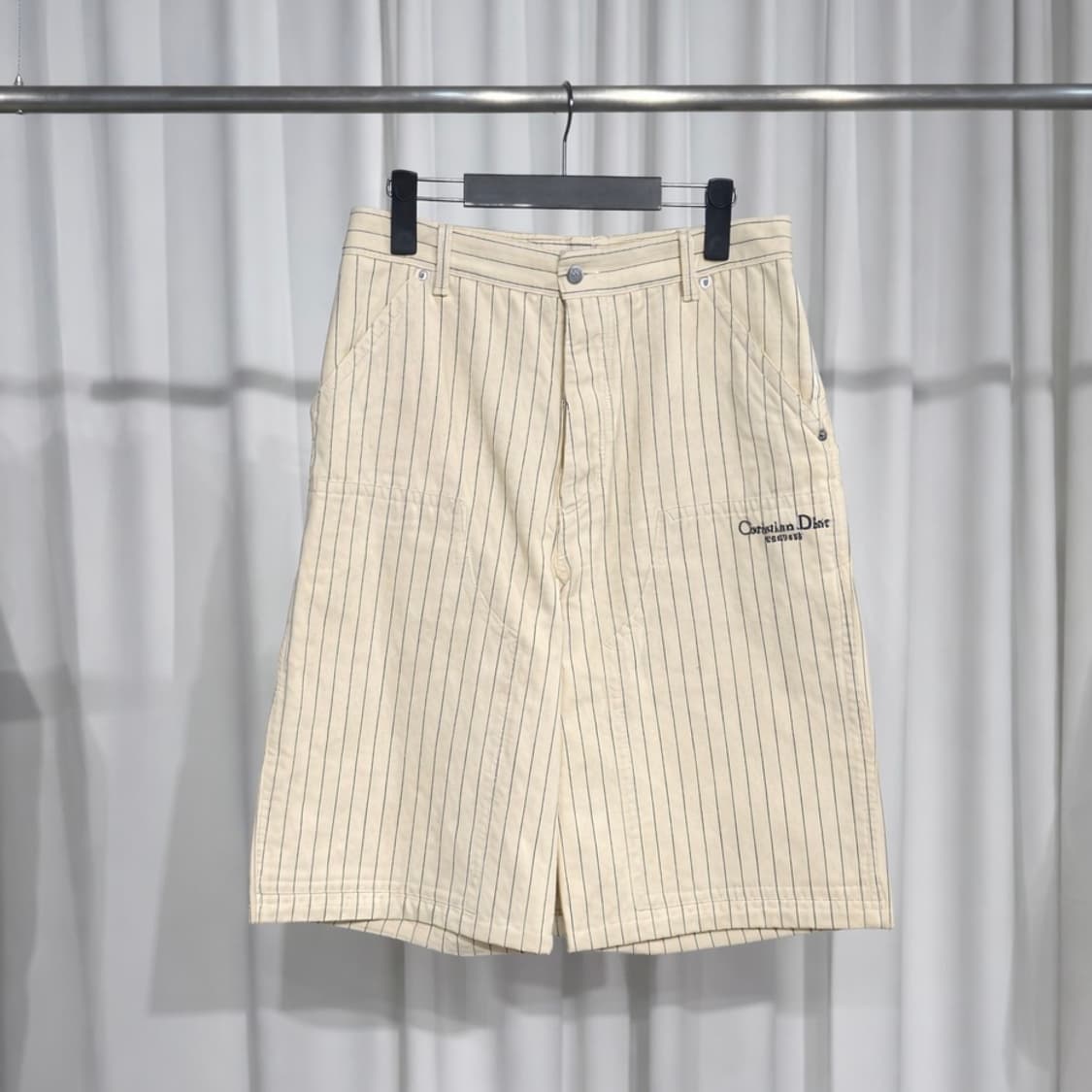 (30) 디올 꾸뛰르 스트라이프 로고 자수 반바지 상품이미지1