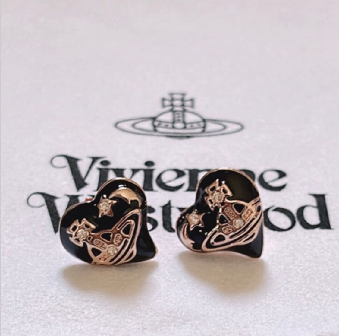 비비안웨스트우드 은장 orb 각인 블랙 하트 orb 귀걸이 상품이미지1