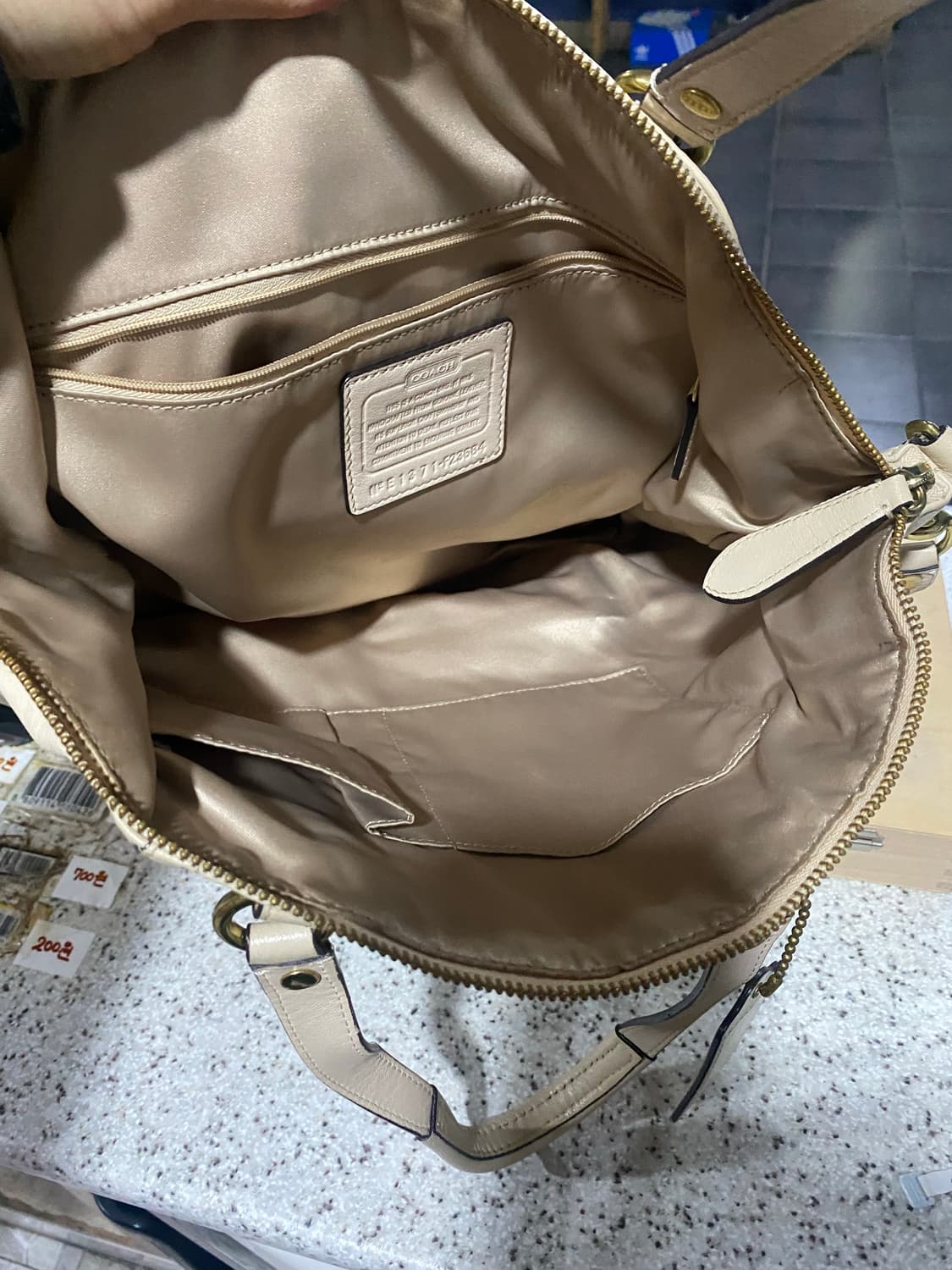 코치 아이보리 가죽 백 상품이미지7