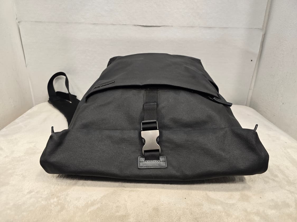 만다리나덕 블랙 롤탑 백팩 상품이미지5