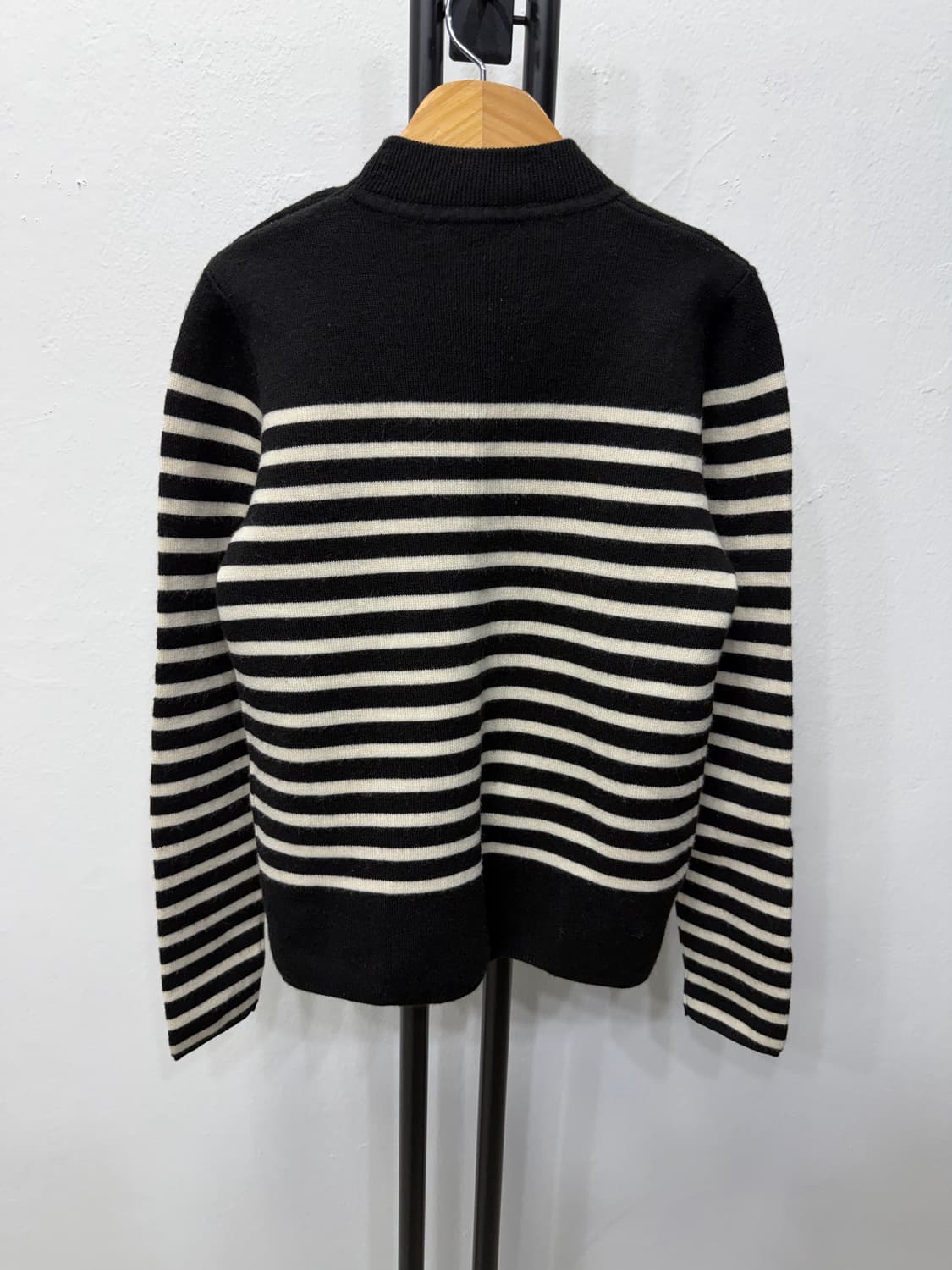 정품) 산드로 여성 블랙 화이트 스트라이프 니트 2 상품이미지5