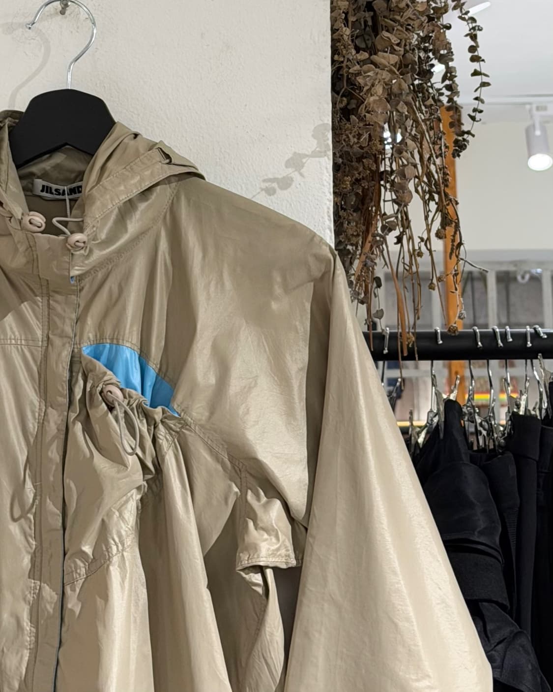 질샌더 베이지 스트링 디테일 바람막이 상품이미지3