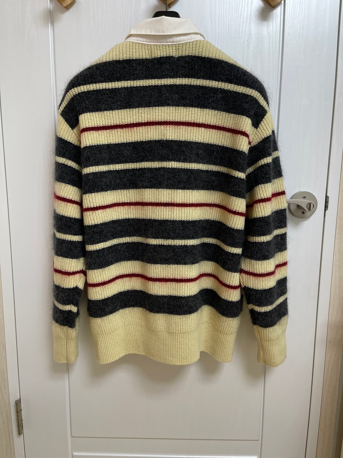 (25새상품)솔리드옴므 옐로우 스트라이프 오픈 칼라 니트 상품이미지6