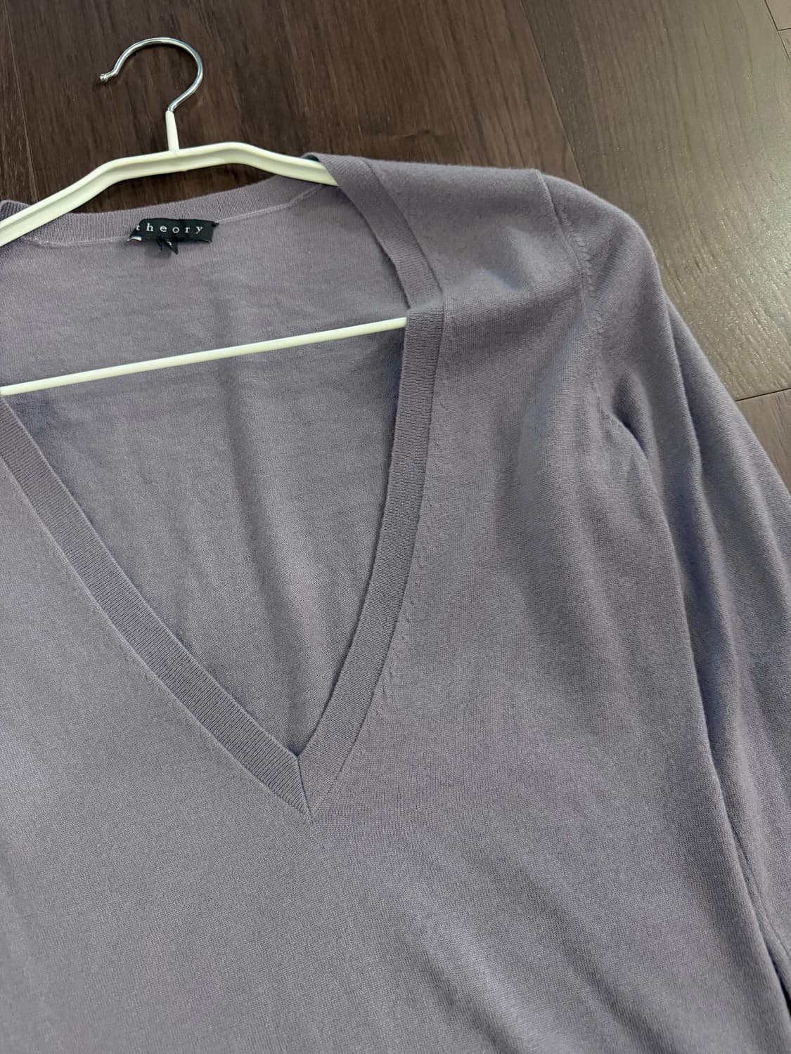 띠어리 연보라 딥브이넥 캐시미어 니트 상품이미지2