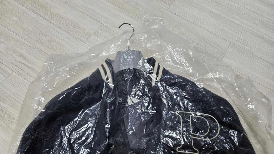 [S] 24FW 프라다 모헤어 울 봄버 바시티 자켓 패치 네이비 상품이미지5