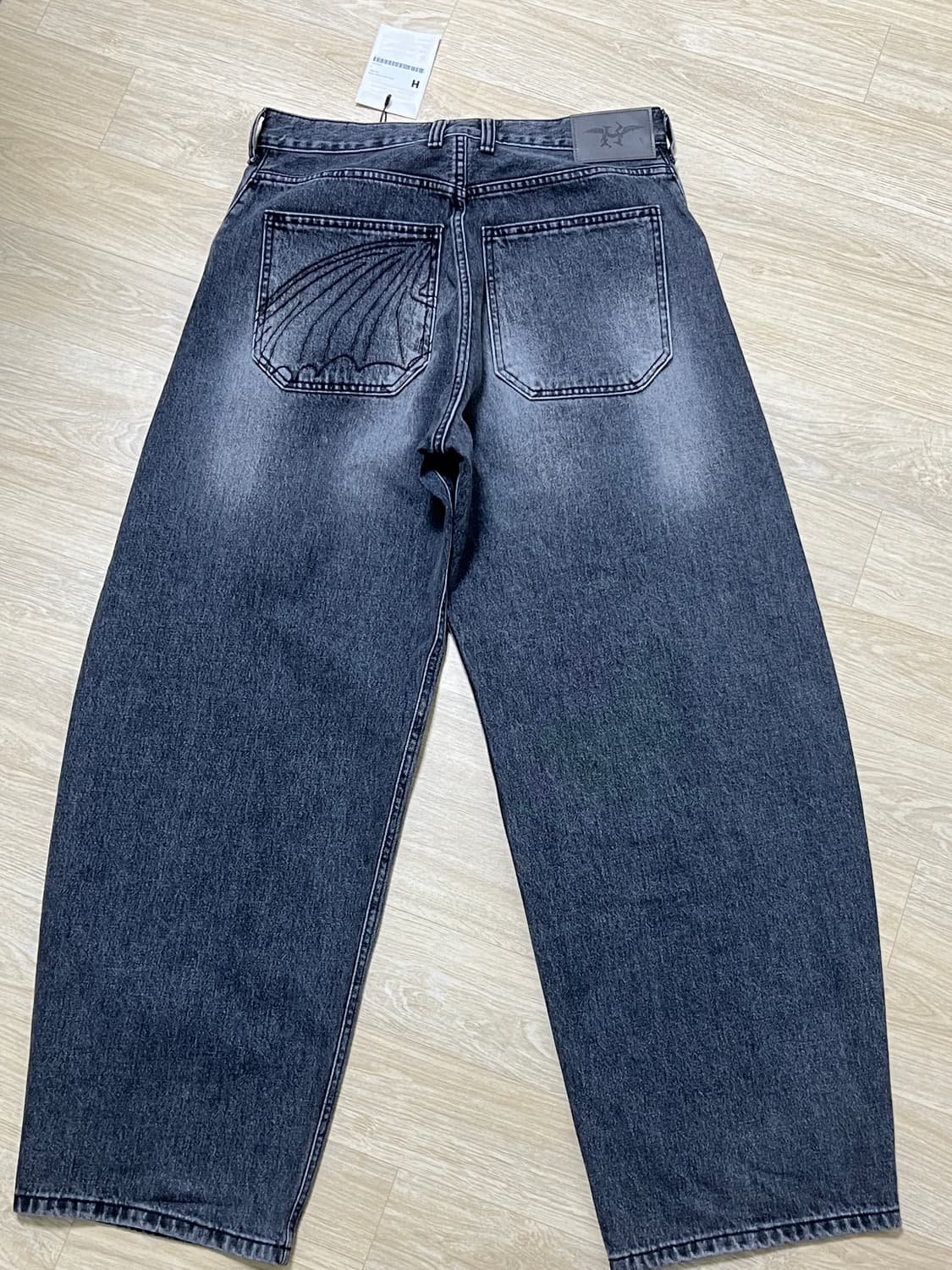 해칭룸 x 드래곤 길들이기 / 커브진 드래곤 윙 애쉬 그레이 L 팝니다. 상품이미지2