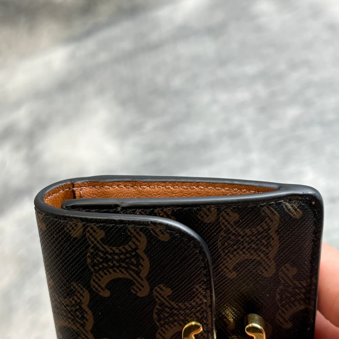 셀린느 트리옹프 플랩 카드지갑 블랙탄 상품이미지5