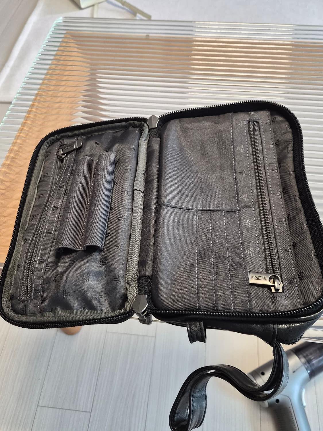 TUMI(투미)의 레더 클러치(세컨드백) 상품이미지7