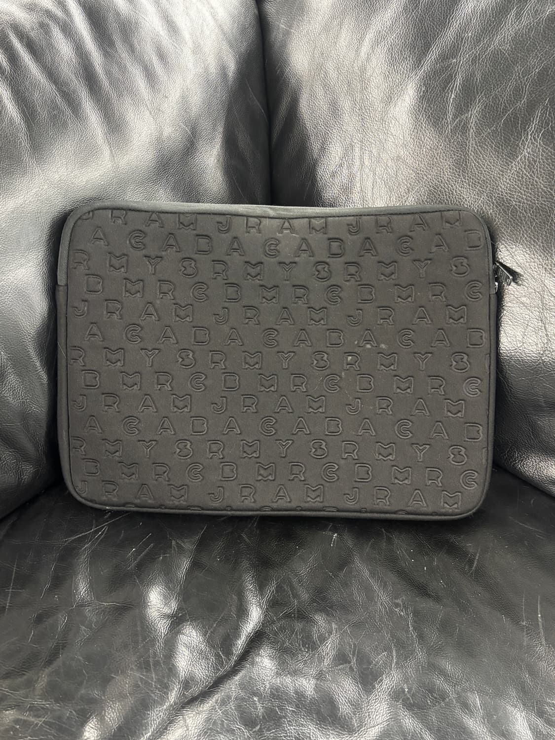 마크제이콥스 블랙 로고 노트북 파우치 상품이미지5