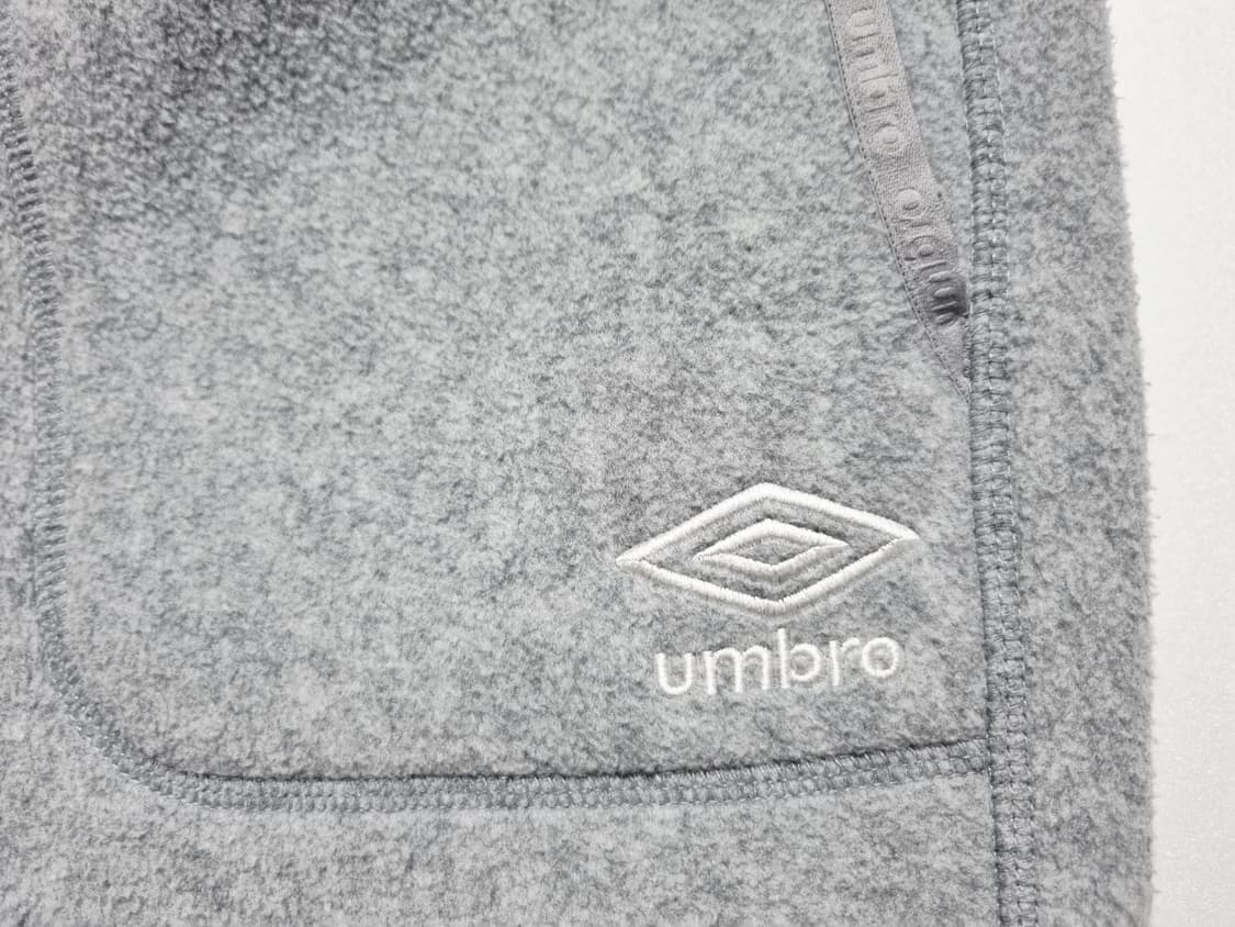 남성 2023 엄브로 빅레터링 플리스 팬츠 바지 트레이닝복 그레이 회색 상품이미지3