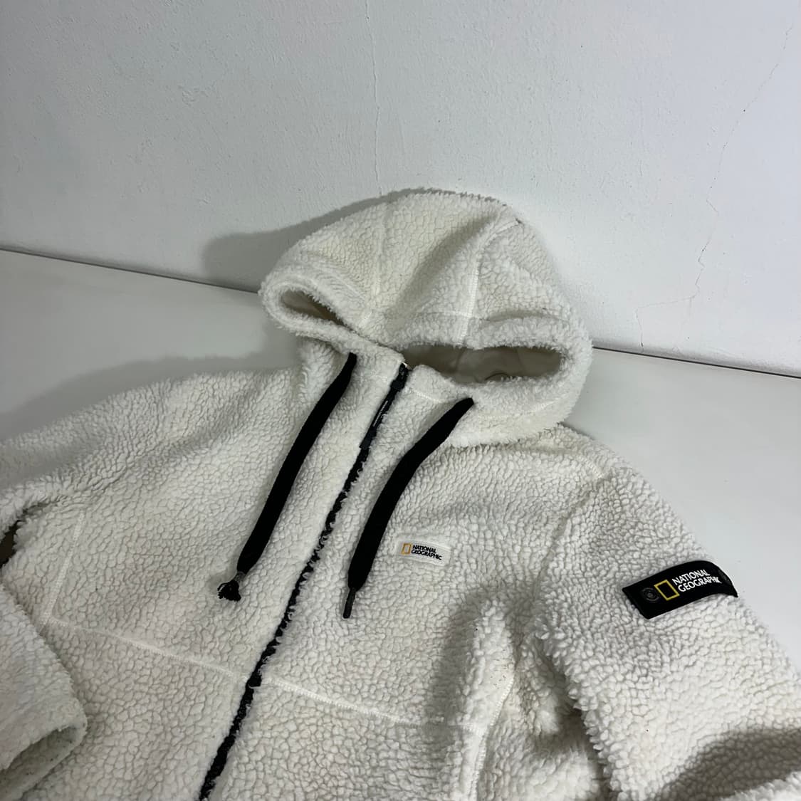 S 내셔널지오그래픽 화이트 완장 뽀글이 후리스 후드집업 상품이미지1