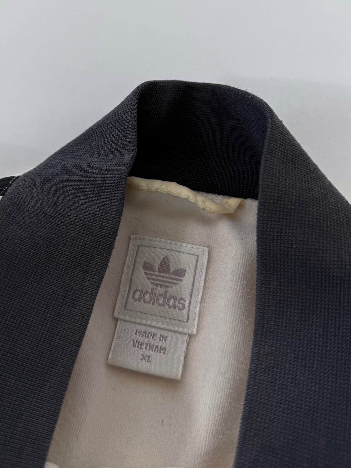 아디다스 루즈핏 흰 검 배색 유로파 로고 나일론 봄버 자켓 상품이미지5