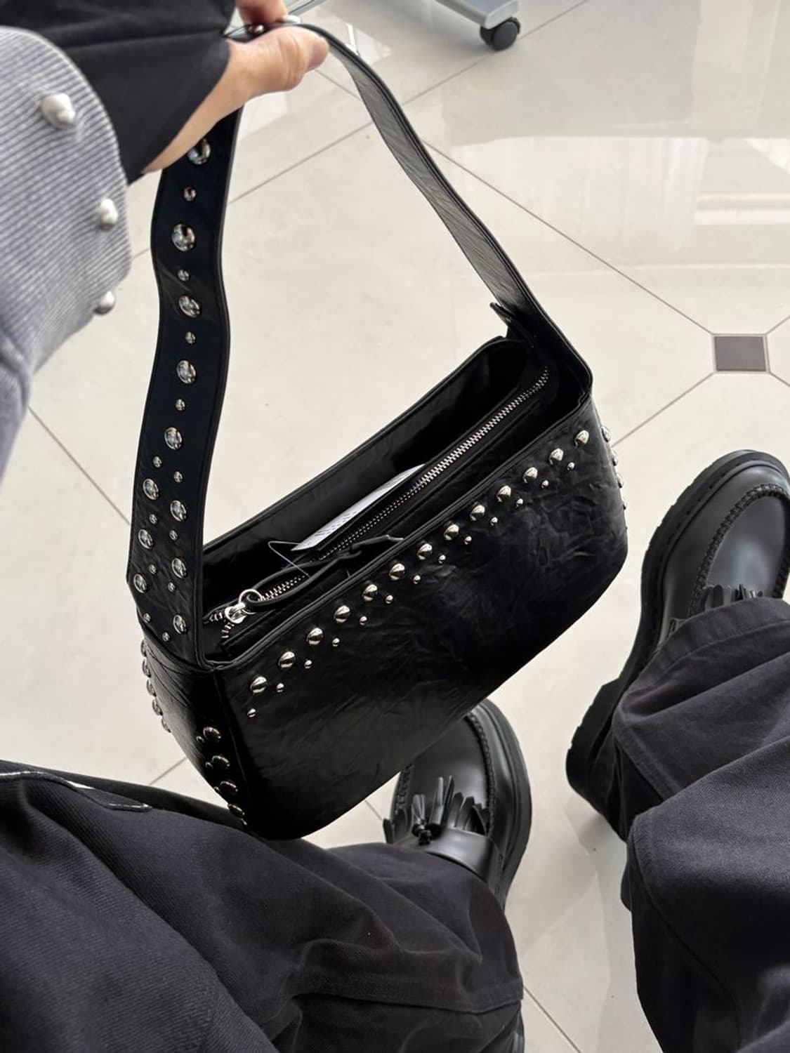 OVER STUD LEATHER SHOULDER BAG 상품이미지1