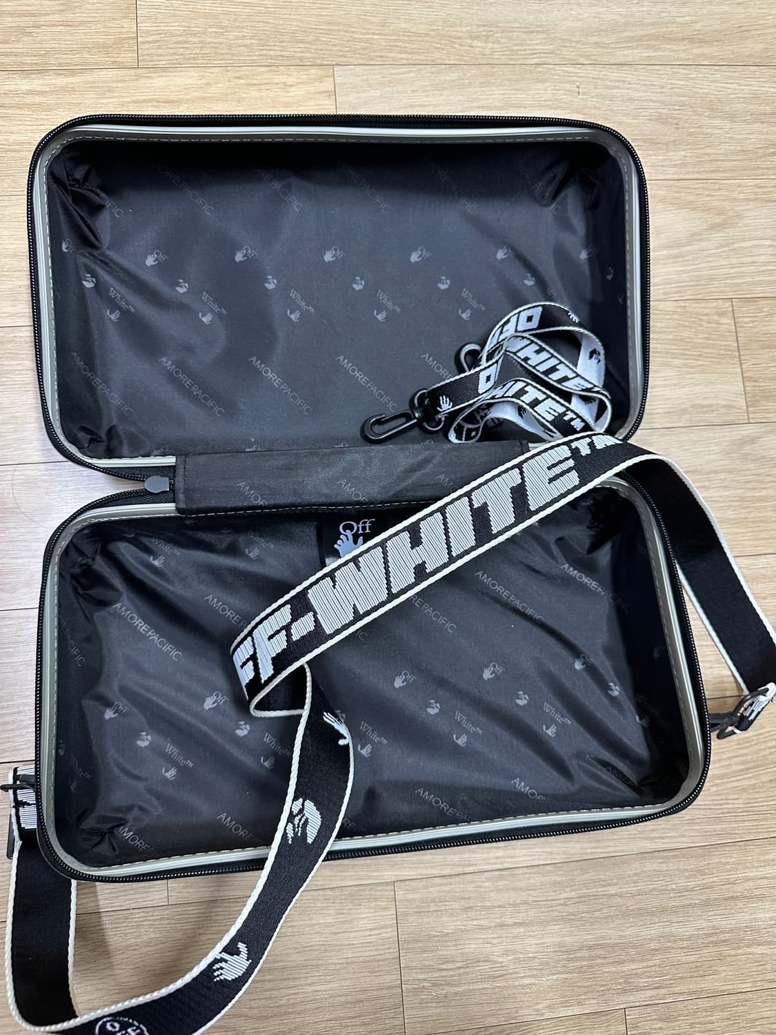 오프화이트 x 아모레퍼시픽 프로텍션 박스 크로스백 상품이미지2