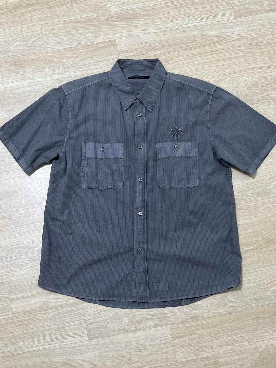 해칭룸 x 드래곤 길들이기 / 본드래곤 자수 하프 셔츠 M 팝니다. 상품이미지1