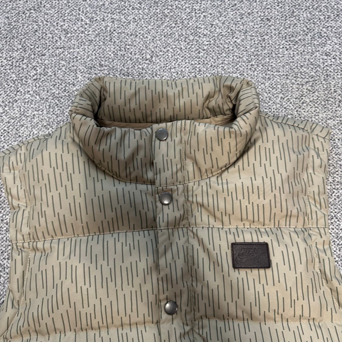 나이키 패턴 패딩 조끼 베이지 상품이미지2