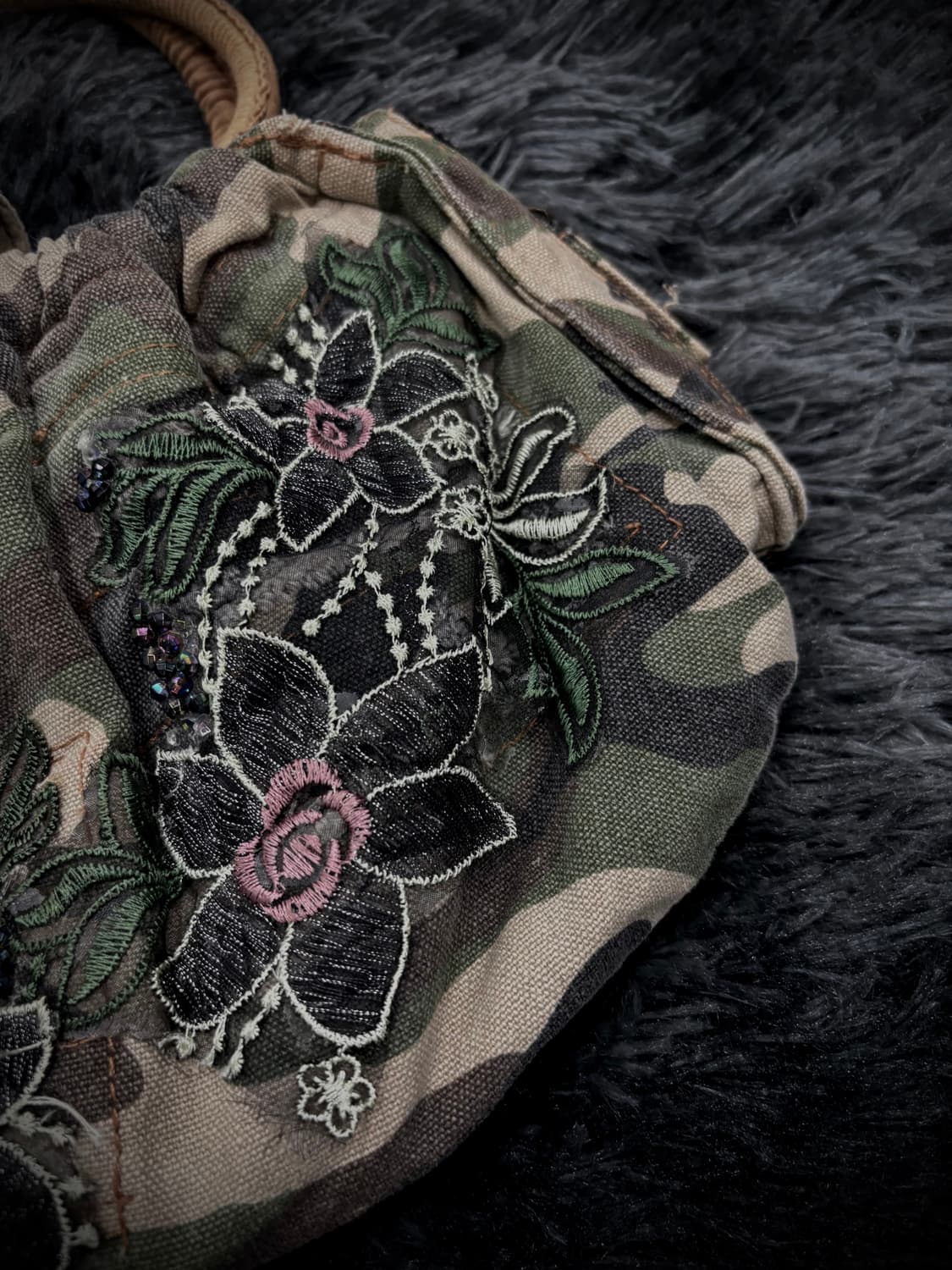 밀리터리 카모 & 꽃 자수 덤플링 숄더백 상품이미지4